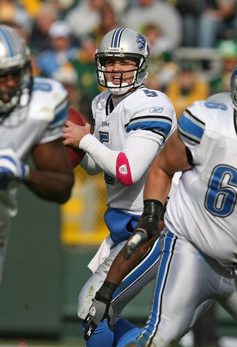 GREEN BAY, WI - OCTOBER 18:  Drew Stanton #5 of the Detroit Lions looks for a receiver in the 4th quarter against the Green Bay Packers at Lambeau Field on October 18, 2009 in Green Bay, Wisconsin. The Packers defeated the Lions 26-0. <br /><br /><span class="help">(Photo by Jonathan Daniel/Getty Images)</span>