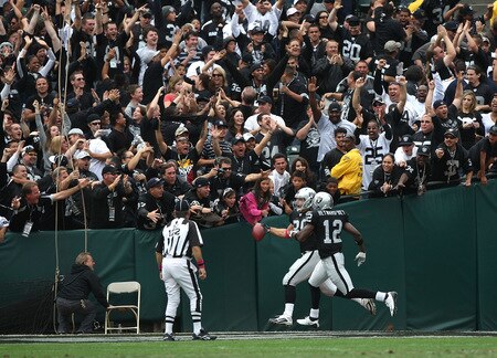OAKLAND, CA - OCTOBER 18:  Zach Miller #80 of the Oakland Raiders celebrates with teammate Darrius Heyward-Bey #12 after scoring a touchdown against the Philadelphia Eagles during an NFL game at the Oakland-Alameda County Coliseum on October 18, 2009 in Oakland, California.  <br /><br /><span class="help">(Photo by Jed Jacobsohn/Getty Images)</span>