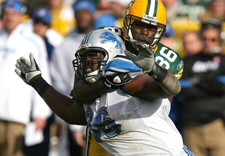 GREEN BAY, WI - OCTOBER 18:  Donald Lee #86 of the Green Bay Packers holds Andre Fluellen #96 of the Detroit Lions around the throat at Lambeau Field on October 18, 2009 in Green Bay, Wisconsin. The Packers defeated the Lions 26-0. <br /><br /><span class="help">(Photo by Jonathan Daniel/Getty Images)</span>