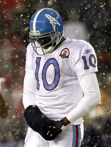 FOXBORO - OCTOBER 18:  Vince Young #10 of the Tennessee Titans  leaves the field in the fourth quarter during a game against the New England Patriots converse at Gillette Stadium on October 18, 2009 in Foxboro, Massachusetts. The Patriots won 59-0. <br /><br /><span class="help">(Photo by Jim Rogash/Getty Images)</span>
