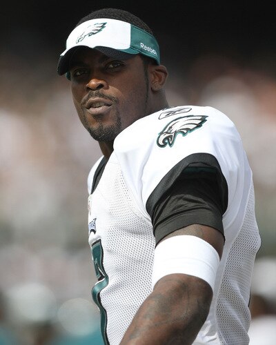 OAKLAND, CA - OCTOBER 18:  Michael Vick #7 of the Philadelphia Eagles looks on from the bench against the Oakland Raiders during an NFL game at the Oakland-Alameda County Coliseum on October 18, 2009 in Oakland, California.  <br /><br /><span class="help">(Photo by Jed Jacobsohn/Getty Images)</span>