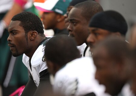 OAKLAND, CA - OCTOBER 18:  Michael Vick #7 of the Philadelphia Eagles looks on from the bench against the Oakland Raiders during an NFL game at the Oakland-Alameda County Coliseum on October 18, 2009 in Oakland, California.  <br /><br /><span class="help">(Photo by Jed Jacobsohn/Getty Images)</span>