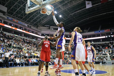 MONTERREY, MEXICO - OCTOBER 18: Amar'e Stoudemire #1 of the Phoenix Suns dunks against Elton Brand #42 of the Philadelphia 76ers during the game on October 18, 2009 at the Arena Monterrey in Monterrey, Mexico.  <br /><br /><span class="help">(Photo by Jesse D. Garrabrant/NBAE via Getty Images)</span>