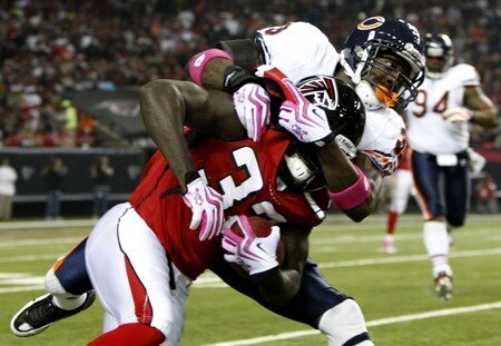 ATLANTA - OCTOBER 18:  Center back Charles Tillman #33 of the Chicago Bears tackles running back Jerious Norwood #32 of the Atlanta Falcons during the first quarter of the game at the Georgia Dome on October 18, 2009 in Atlanta, Georgia. <br /><br /><span class="help">(Photo by Kevin C. Cox/Getty Images)</span>