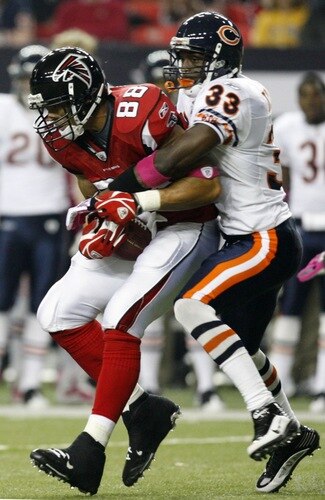ATLANTA - OCTOBER 18:  Wide receiver Tony Gonzalez #88 of the Atlanta Falcons pulls in a pass against Charles Tillman #33 of the Chicago Bears in the second quarter of the game at the Georgia Dome on October 18, 2009 in Atlanta, Georgia. <br /><br /><span class="help">(Photo by Kevin C. Cox/Getty Images)</span>