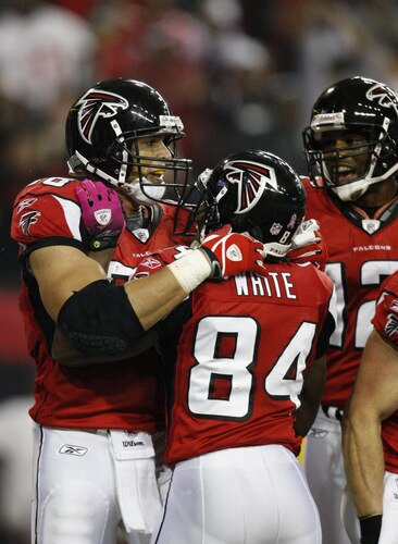 ATLANTA - OCTOBER 18: Wide receiver Tony Gonzalez #88 of the Atlanta Falcons celebrates his 10 yard touchdown with teammates against the Chicago Bears in the second quarter of the game at the Georgia Dome on October 18, 2009 in Atlanta, Georgia. <br /><br /><span class="help">(Photo by Kevin C. Cox/Getty Images)</span>
