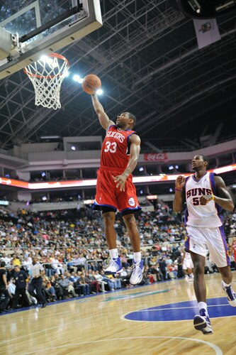 MONTERREY, MEXICO - OCTOBER 18: Willie Green #33 of the Philadelphia 76ers shoots against the Phoenix Suns during the game on October 18, 2009 at the Arena Monterrey in Monterrey, Mexico.  <br /><br /><span class="help">(Photo by Jesse D. Garrabrant/NBAE via Getty Images)</span>