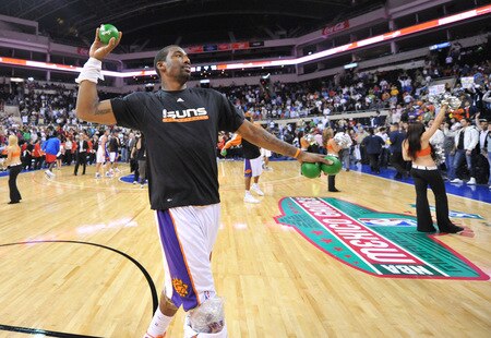 MONTERREY, MEXICO - OCTOBER 18: Amar'e Stoudemire #1 of the Phoenix Suns throws some prizes to the crowd against the Philadelphia 76ers during the game on October 18, 2009 at the Arena Monterrey in Monterrey, Mexico.  <br /><br /><span class="help">(Photo by Jesse D. Garrabrant/NBAE via Getty Images)</span>