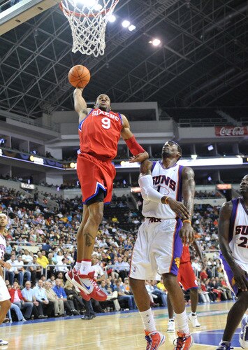 MONTERREY, MEXICO - OCTOBER 18: Andre Iguodala #9 of the Philadelphia 76ers dunks against Amar'e Stoudemire #1 of the Phoenix Suns during the game on October 18, 2009 at the Arena Monterrey in Monterrey, Mexico.  <br /><br /><span class="help">(Photo by Jesse D. Garrabrant/NBAE via Getty Images)</span>