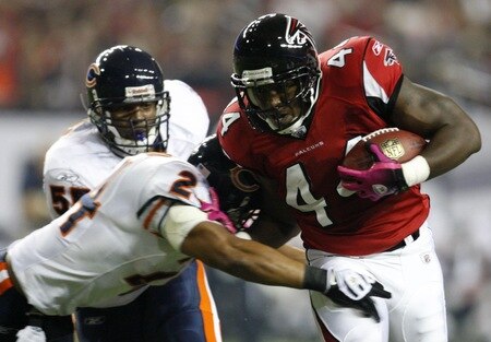 ATLANTA - OCTOBER 18: Running back Jason Snelling #44 of the Atlanta Falcons carries the ball against safety Al Afalava #24 of the Chicago Bears in the second quarter of the game at the Georgia Dome on October 18, 2009 in Atlanta, Georgia. <br /><br /><span class="help">(Photo by Kevin C. Cox/Getty Images)</span>
