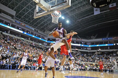 MONTERREY, MEXICO - OCTOBER 18: Earl Clark #55 of the Phoenix Suns rebounds against the Philadelphia 76ers during the game on October 18, 2009 at the Arena Monterrey in Monterrey, Mexico.  <br /><br /><span class="help">(Photo by Jesse D. Garrabrant/NBAE via Getty Images)</span>