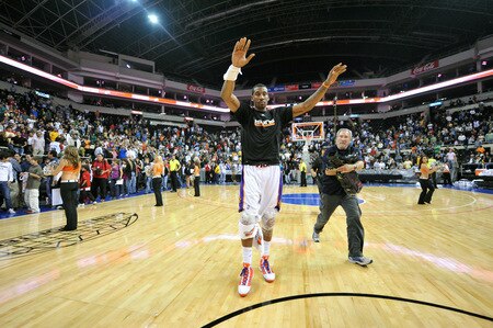 MONTERREY, MEXICO - OCTOBER 18: Amar'e Stoudemire #1 of the Phoenix Suns thanks the crowd after the game against the Philadelphia 76ers on October 18, 2009 at the Arena Monterrey in Monterrey, Mexico.  <br /><br /><span class="help">(Photo by Jesse D. Garrabrant/NBAE via Getty Images)</span>