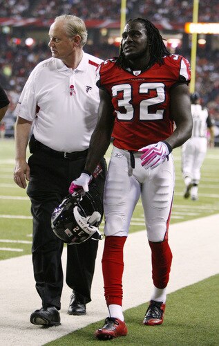 ATLANTA - OCTOBER 18:  Running back Jerious Norwood #32 of the Atlanta Falcons walks on the sidelines during the second quarter of the game against Chicago Bears at the Georgia Dome on October 18, 2009 in Atlanta, Georgia. <br /><br /><span class="help">(Photo by Kevin C. Cox/Getty Images)</span>