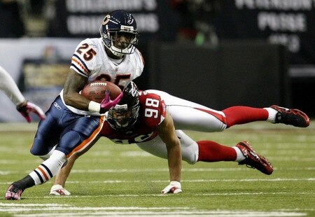 ATLANTA - OCTOBER 18:  Running back Garrett Wolfe #25 of the Chicago Bears runs past Jamaal Anderson #98 of the Atlanta Falcons during the third quarter of the game at the Georgia Dome on October 18, 2009 in Atlanta, Georgia. <br /><br /><span class="help">(Photo by Kevin C. Cox/Getty Images)</span>