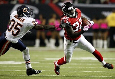 ATLANTA - OCTOBER 18:  Running back Jerious Norwood #32 of the Atlanta Falcons tries to out run center back Zack Bowman #35 of the Chicago Bears during the second quarter of the game at the Georgia Dome on October 18, 2009 in Atlanta, Georgia. <br /><br /><span class="help">(Photo by Kevin C. Cox/Getty Images)</span>