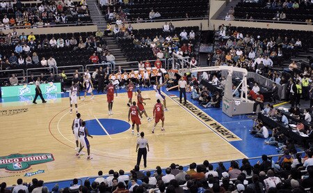 MONTERREY, MEXICO - OCTOBER 18:   Grant Hill #33 of the Phoenix Suns shoots the basketball during a NBA preseason game against the Philadelphia 76ers at Arena Monterrey on October 18, 2009 in Monterrey, Nuevo Leon, Mexico. <br /><br /><span class="help">(Photo by David Dow/NBAE via Getty Images)</span>