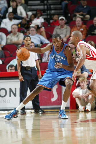 HOUSTON - OCTOBER 19:  Kevin Durant #35 of the Oklahoma City Thunder drives the ball past Shane Battier #31 of the Houston Rockets on October 19, 2009 at the Toyota Center in Houston, Texas. <br /><br /><span class="help">(Photo by Bill Baptist/NBAE via Getty Images)</span>