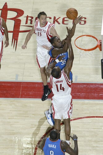 HOUSTON - OCTOBER 19: Kevin Durant #35 of the Oklahoma City Thunder shoots the ball over Carl Landry #14 of the Houston Rockets on October 19, 2009 at the Toyota Center in Houston, Texas. <br /><br /><span class="help">(Photo by Bill Baptist/NBAE via Getty Images)</span>