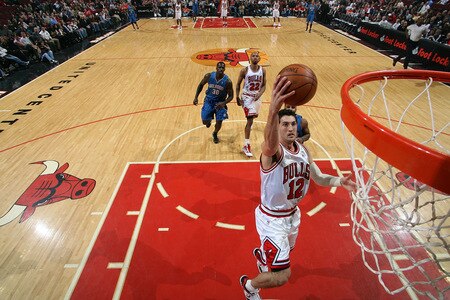 CHICAGO - OCTOBER 19: Kirk Hinrich #12 of the Chicago Bulls shoots a layup against the Orlando Magic during a pre-season game on October 19, 2009 at the United Center in Chicago, Illinois.  <br /><br /><span class="help">(Photo by Gary Dineen/NBAE via Getty Images)</span>