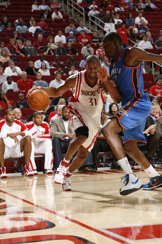 HOUSTON - OCTOBER 19:  Shane Battier #31 of the Houston Rockets drives the ball past Kevin Durant #35 of the Oklahoma City Thunder on October 19, 2009 at the Toyota Center in Houston, Texas. <br /><br /><span class="help">(Photo by Bill Baptist/NBAE via Getty Images)</span>