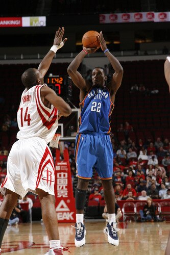 HOUSTON - OCTOBER 19: Jeff Green #22 of the Oklahoma City Thunder shoots the ball over Carl Landry #14 of the Houston Rockets on October 19, 2009 at the Toyota Center in Houston, Texas. <br /><br /><span class="help">(Photo by Bill Baptist/NBAE via Getty Images)</span>