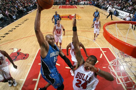 CHICAGO, IL - OCTOBER 19: Vince Carter #15 of the Orlando Magic attempts a dunk against Tyrus Thomas #24 of the Chicago Bulls during a pre-season game on October 19, 2009 at the United Center in Chicago, Illinois.  <br /><br /><span class="help">(Photo by Gary Dineen/NBAE via Getty Images)</span>