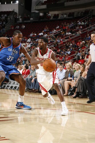 HOUSTON - OCTOBER 19: Aaron Brooks #0 of the Houston Rockets drives the ball past Kevin Durant #35 of the Oklahoma City Thunder on October 19, 2009 at the Toyota Center in Houston, Texas. <br /><br /><span class="help">(Photo by Bill Baptist/NBAE via Getty Images)</span>