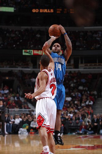 CHICAGO - OCTOBER 19: Jameer Nelson #14 of the Orlando Magic shoots a jumpshot against Jannero Pargo #2 of the Chicago Bulls during a pre-season game on October 19, 2009 at the United Center in Chicago, Illinois.  <br /><br /><span class="help">(Photo by Gary Dineen/NBAE via Getty Images)</span>