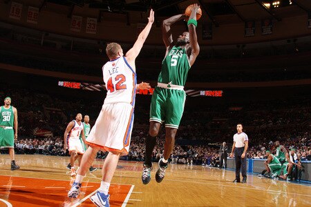 NEW YORK - OCTOBER 20: Kevin Garnett #5 of the Boston Celtics shoots against David Lee #42 of the New York Knicks on October 20, 2009 at Madison Square Garden in New York City. <br /><br /><span class="help">(Photo by Nathaniel S. Butler/NBAE via Getty Images)</span>