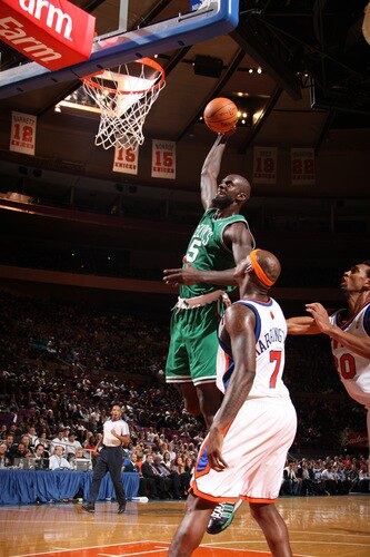 NEW YORK - OCTOBER 20: Kevin Garnett #5 of the Boston Celtics shoots against Al Harrington #7 of the New York Knicks on October 20, 2009 at Madison Square Garden in New York City. <br /><br /><span class="help">(Photo by Nathaniel S. Butler/NBAE via Getty Images)</span>
