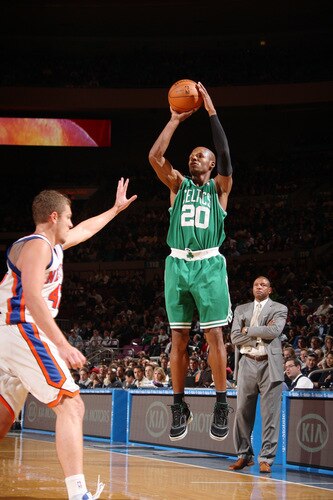 NEW YORK - OCTOBER 20: Ray Allen #20 of the Boston Celtics shoots against David Lee #42 of the New York Knicks on October 20, 2009 at Madison Square Garden in New York City. <br /><br /><span class="help">(Photo by Nathaniel S. Butler/NBAE via Getty Images)</span>