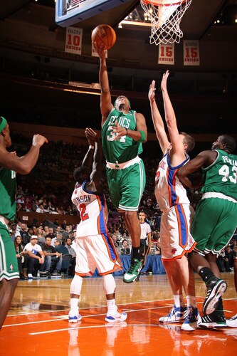 NEW YORK - OCTOBER 20: Paul Pierce #34 of the Boston Celtics shoots against Nate Robinson #2 of the New York Knicks on October 20, 2009 at Madison Square Garden in New York City. <br /><br /><span class="help">(Photo by Nathaniel S. Butler/NBAE via Getty Images)</span>