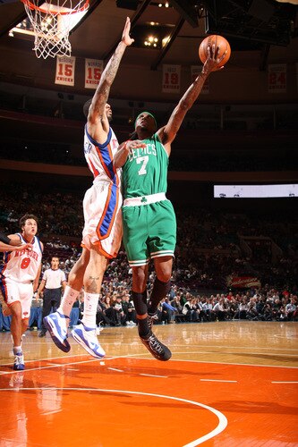 NEW YORK - OCTOBER 20: Marquis Daniels #7 of the Boston Celtics shoots against Wilson Chandler #21 of the New York Knicks on October 20, 2009 at Madison Square Garden in New York City. <br /><br /><span class="help">(Photo by Nathaniel S. Butler/NBAE via Getty Images)</span>