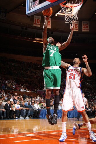 NEW YORK - OCTOBER 20: Marquis Daniels #7 of the Boston Celtics shoots against Wilson Chandler #21 of the New York Knicks on October 20, 2009 at Madison Square Garden in New York City. <br /><br /><span class="help">(Photo by Nathaniel S. Butler/NBAE via Getty Images)</span>