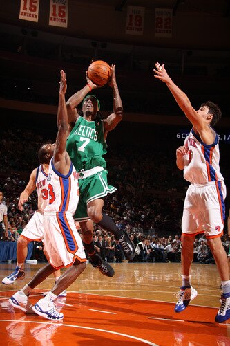 NEW YORK - OCTOBER 20: Marquis Daniels #7 of the Boston Celtics shoots against Toney Douglas #23 of the New York Knicks on October 20, 2009 at Madison Square Garden in New York City. <br /><br /><span class="help">(Photo by Nathaniel S. Butler/NBAE via Getty Images)</span>