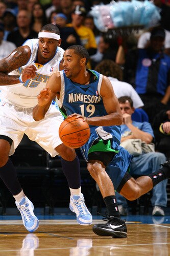 DENVER - OCTOBER 20: Wayne Ellington #19 of the Minnesota Timberwolves goes to the basket against Carmelo Anthony #15 of the Denver Nuggets on October 20, 2009 at the Pepsi Center in Denver, Colorado. <br /><br /><span class="help">(Photo by Garrett W. Ellwood/NBAE via Getty Images)</span>