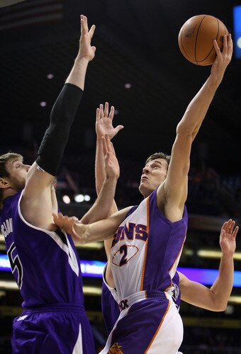 PHOENIX - OCTOBER 20:  Goran Dragic #2 of the Phoenix Suns lays up a shot over Andres Nocioni #5 of the Sacramento Kings during the NBA preseason game at US Airways Center on October 20, 2009 in Phoenix, Arizona. <br /><br /><span class="help">(Photo by Christian Petersen/Getty Images)</span>