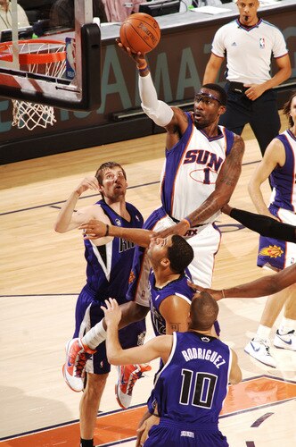 PHOENIX - OCTOBER 20: Amare Stoudemire #1 of the Phoenix Suns drives for a shot against the Sacramento Kings in a preseason NBA game played on October 20, 2009 at U.S. Airways Center in Phoenix, Arizona. <br /><br /><span class="help">(Photo by Barry Gossage/NBAE via Getty Images)</span>