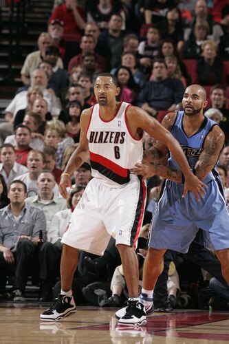PORTLAND, OR - OCTOBER 20: Juwan Howard #6 of the Portland Trail Blazers fights for position against Carlos Boozer #5 of the Utah Jazz during a preseason game on October 20, 2009 at the Rose Garden Arena in Portland, Oregon. <br /><br /><span class="help">(Photo by Sam Forencich/NBAE via Getty Images)</span>