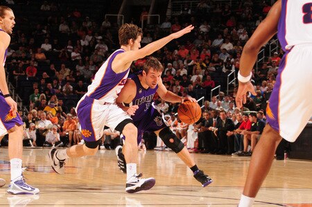PHOENIX - OCTOBER 20: Spencer Hawes #31 of the Sacramento Kings drives against Goran Dragic #2 of the Phoenix Suns in a preseason NBA game played on October 20, 2009 at U.S. Airways Center in Phoenix, Arizona. <br /><br /><span class="help">(Photo by Barry Gossage/NBAE via Getty Images)</span>