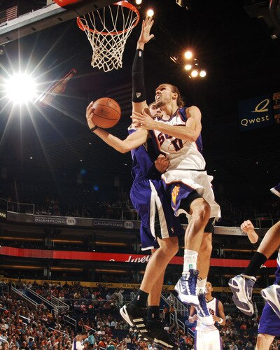 PHOENIX - OCTOBER 20: Louis Amundson #17 of the Phoenix Suns drives for a shot against the Sacramento Kings in a preseason NBA game played on October 20, 2009 at U.S. Airways Center in Phoenix, Arizona. <br /><br /><span class="help">(Photo by Barry Gossage/NBAE via Getty Images)</span>