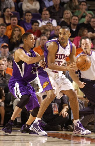 PHOENIX - OCTOBER 20: Grant Hill #33 of the Phoenix Suns is guarded by Kevin Martin #23 of the Sacramento Kings in a preseason NBA game played on October 20, 2009 at U.S. Airways Center in Phoenix, Arizona. <br /><br /><span class="help">(Photo by Barry Gossage/NBAE via Getty Images)</span>