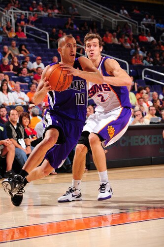 PHOENIX - OCTOBER 20: Sergio Rodriguez #10 of the Sacramento Kings drives against Goran Dragic #2 of the Phoenix Suns in an NBA Game played on October 20, 2009 at U.S. Airways Center in Phoenix, Arizona. <br /><br /><span class="help">(Photo by P. A. Molumby/NBAE via Getty Images)</span>