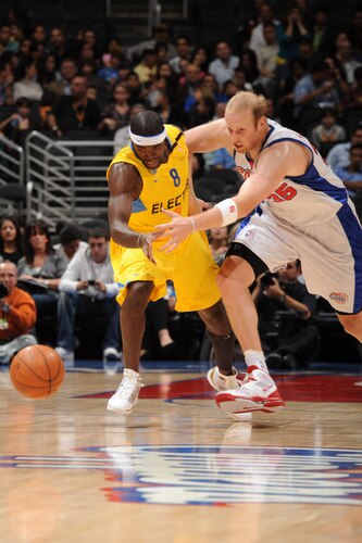 LOS ANGELES - OCTOBER 20:  Doron Perkins #8 of Maccabi Electra Tel Aviv and Chris Kaman #35 of the Los Angeles Clippers chase after a loose ball during their game at Staples Center on October 20, 2009 in Los Angeles, California. <br /><br /><span class="help">(Photo by Noah Graham/NBAE via Getty Images)</span>