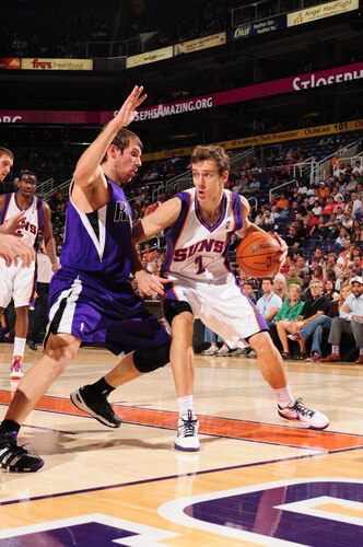 PHOENIX - OCTOBER 20:  Goran Dragic #2 of the Phoenix Suns drives against Beno Udrih #19 of the Sacramento Kings in a preseason NBA game on October 20, 2009 at U.S. Airways Center in Phoenix, Arizona. <br /><br /><span class="help">(Photo by Barry Gossage/NBAE via Getty Images)</span>