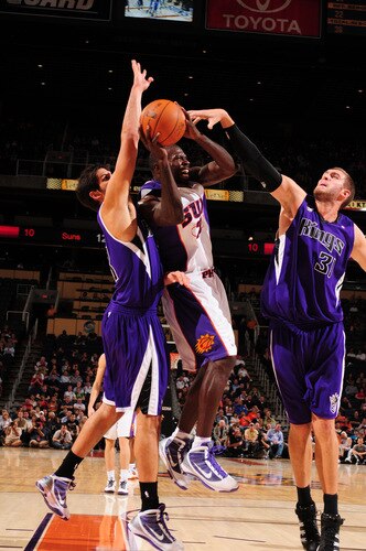 PHOENIX - OCTOBER 20: Jason Richardson #23 of the Phoenix Suns tries to get a shot off between Omri Casspi #18 and Spencer Hawes #31 of the Sacramento Kings in a preseason NBA game on October 20, 2009 at U.S. Airways Center in Phoenix, Arizona. <br /><br /><span class="help">(Photo by Barry Gossage/NBAE via Getty Images)</span>