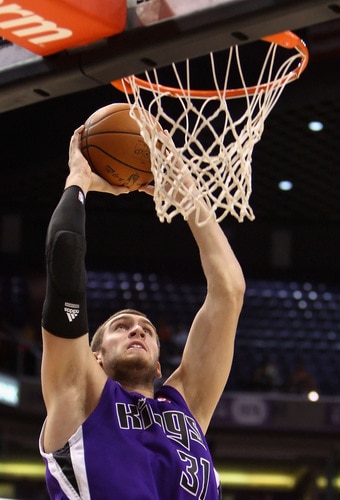 PHOENIX - OCTOBER 20:  Spencer Hawes #31 of the Sacramento Kings slam dunks the ball against the Phoenix Suns during the NBA preseason game at US Airways Center on October 20, 2009 in Phoenix, Arizona. The Suns defeated the Kings 143-127.  <br /><br /><span class="help">(Photo by Christian Petersen/Getty Images)</span>