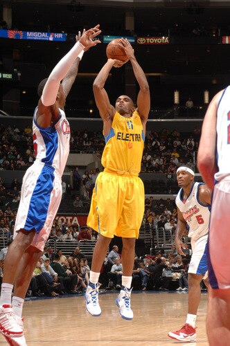 LOS ANGELES - OCTOBER 20:  Alan Anderson #11 of Maccabi Electra Tel Aviv shoots during a game against the Los Angeles Clippers at Staples Center on October 20, 2009 in Los Angeles, California. <br /><br /><span class="help">(Photo by Noah Graham/NBAE via Getty Images)</span>