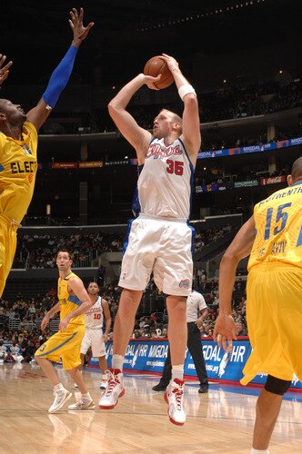LOS ANGELES - OCTOBER 20:  Chris Kaman #35 of the Los Angeles Clippers shoots during a game against Maccabi Electra Tel Aviv at Staples Center on October 20, 2009 in Los Angeles, California. <br /><br /><span class="help">(Photo by Noah Graham/NBAE via Getty Images)</span>