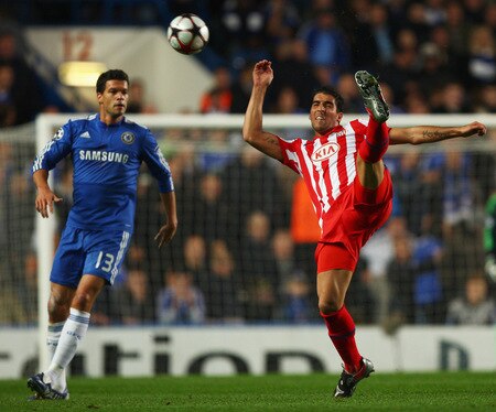 LONDON - OCTOBER 21:  Raul Garcia of Atletico Madrid clears the ball as Michael Ballack of Chelsea looks on during the UEFA Champions League Group D match between Chelsea and Atletico Madrid at Stamford Bridge on October 21, 2009 in London, England.  <br /><br /><span class="help">(Photo by Richard Heathcote/Getty Images)</span>